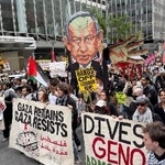 　２４日、イスラエルのネタニヤフ首相に抗議するデモ参加者ら＝米ニューヨーク（共同）