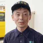 　那覇空港の近くで記者団の取材に応じる運輸安全委員会の妹尾誠之主管調査官＝２５日午前
