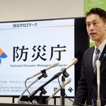 　防災庁の発足日を公表する細野防災相＝２５日午前、内閣府