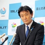 　記者会見する井林国交相＝２５日午前、国交省
