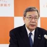 　記者会見する中司規制改革相＝２５日午前、東京都千代田区