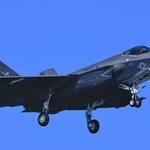 　岩国基地で陸上離着陸訓練をする在日米海軍のＦ３５Ｃステルス戦闘機＝２０２５年９月、山口県岩国市