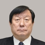 　亀岡偉民被告