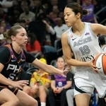 　ＷＮＢＡ、マーキュリーとのレギュラーシーズン最終戦でパスを狙うエースズの山本麻衣＝２４日、フェニックス（ＡＰ＝共同）