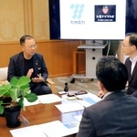 　イチゴの苗を前に、事業について説明する九州電力の西山勝社長（左）＝２５日午前、大分県庁