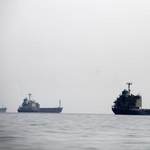 　ホルムズ海峡で停泊中の石油タンカーなど民間船＝９日、イラン南部（ゲッティ＝共同）