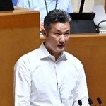 　福岡県議会本会議の一般質問前に謝罪する林泰輔県議＝２５日午後