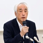 　報道陣の取材に応じる茨城県神栖市の木内敏之市長＝２５日午後、同市