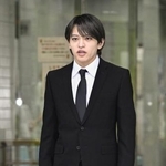 　釈放され、謝罪の言葉を述べる「ｔｉｍｅｌｅｓｚ（タイムレス）」メンバー猪俣周杜さん＝２５日午後、東京湾岸署