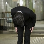 　釈放され、頭を下げる「ｔｉｍｅｌｅｓｚ（タイムレス）」メンバー猪俣周杜さん＝２５日午後、東京湾岸署