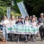 　口頭弁論のため静岡地裁に向かう原告ら＝２５日午後、静岡市