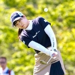 　第１日、１番でアプローチショットを放つ尾関彩美悠。６アンダーで首位＝利府ＧＣ