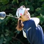 　第１日、２番でティーショットを放つ川崎春花。６アンダーで首位＝利府ＧＣ