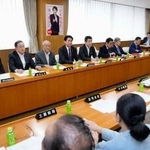 　自民党本部で開かれた総務会＝２５日午後、東京・永田町