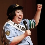 　大阪府警布施署の一日署長に就任し、交通安全を呼びかける酒井藍さん＝２５日午後、大阪府東大阪市