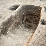 　中畑・古里遺跡で見つかった弥生時代中期末の門柱跡＝６月、滋賀県野洲市