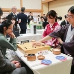 　「ペア碁」の対局に臨む一力遼九段（右）＝２５日午前、名古屋市　