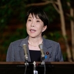 　記者団の取材に応じる高市首相＝２５日午後、首相官邸