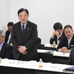 　２０３５年ラグビーＷ杯招致委員会の会合であいさつする遠藤利明会長（前列中央）。同右は日本ラグビー協会の土田雅人会長＝２５日午後、東京都内