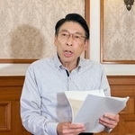 　記者団の取材に応じる福岡県の服部誠太郎知事＝２５日午後、福岡県庁