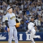　８回、ＤｅＮＡ・宮崎（奥）に逆転２ランを浴びた阪神・石井＝横浜