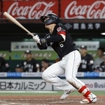 　８回ロッテ２死一、二塁、西川が中越えに逆転３ランを放つ＝ベルーナドーム