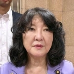 　ベセント米財務長官とのオンライン会談後、取材に応じる片山財務相＝２５日夜、財務省