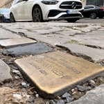 　ナチス時代に強制収容所に連行されたユダヤ人らの氏名などを刻んで埋められた金属プレート付き敷石「つまずきの石」＝２５日、ベルリン（共同）