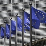 欧州連合（ＥＵ）欧州委員会の本部に掲げられたＥＵの旗＝２０２６年６月２２日、ベルギー・ブリュッセル（共同）