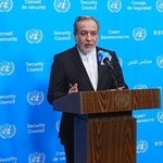 　国連本部で記者会見するイランのアラグチ外相＝２５日、米ニューヨーク（ゲッティ＝共同）