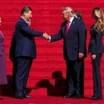 　握手する中国の習近平国家主席（中央左）とトランプ米大統領（同右）＝２５日、ワシントン（ＡＰ＝共同）