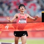 　男子マラソン　１着でゴールする山下一貴＝パロマ瑞穂スタジアム