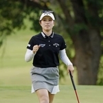 　第１ラウンド、１８番でイーグルを奪い、ガッツポーズする西村優菜。８アンダーで首位＝ピナクルＣＣ（共同）