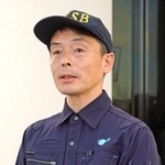 　那覇空港の近くで記者団の取材に応じる運輸安全委員会の妹尾誠之主管調査官＝２６日午前
