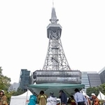 　火災があった名古屋テレビ塔＝２６日午後１時１２分、名古屋市中区