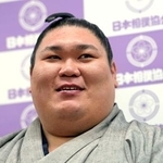 　引退記者会見する矢後＝２６日、東京・両国国技館
