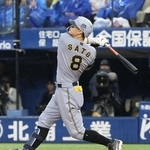 　７回阪神無死、佐藤が右中間に本塁打を放つ＝横浜