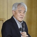 　「比治山ホール」で講演する神奈川大の松隈洋教授＝２６日午後、広島市