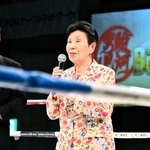 　ボクシングのリングであいさつする袴田巌さんの姉ひで子さん＝２６日午後、静岡県富士市