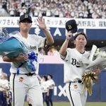 　引退セレモニーで、ファンの声援に応えるオリックスの山田（左）と西野＝京セラドーム