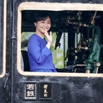 　ＳＬに体験乗車し、手を振られる佳子さま＝２６日午後、鳥取県若桜町（代表撮影）