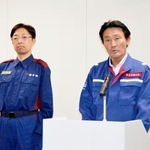 　熊本県の木村敬知事（左）との意見交換会後、報道陣の取材に応じる井林国交相＝２６日午後、熊本空港
