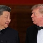 　中国の習近平国家主席（左）に語りかける米国のトランプ大統領＝２４日、ワシントン・ホワイトハウス（ロイター＝共同）