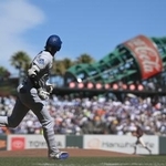 　ジャイアンツ戦の３回、左飛に倒れたドジャース・大谷＝サンフランシスコ（共同）