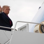 　２６日、米ワシントン郊外のアンドルーズ空軍基地で専用機に乗り込むトランプ大統領（ＡＰ＝共同）