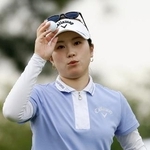 　第２ラウンド、１０番でバーディーを奪った西村優菜。通算１６アンダーで首位＝ピナクルＣＣ（共同）