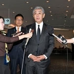 　日本国際貿易促進協会会長として中国・北京へ出発する前に記者団の取材に応じる岩屋前外相＝２７日午前、羽田空港