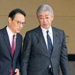 　北京首都国際空港に到着した日本国際貿易促進協会会長の岩屋前外相（右）＝２７日（共同）