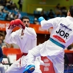 　空手男子組手６７キロ級の３位決定戦でヨルダン選手と対戦するパレスチナのダイファラ・マハムード＝２１日、豊橋市総合体育館