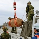 　陸上自衛隊が回収した不発弾＝２７日午後、大阪府箕面市